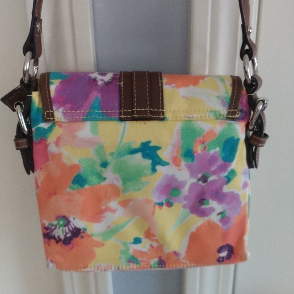 Chaps Floral Two Pocket Crossbody with built in Wallet - Picture 2 of 10